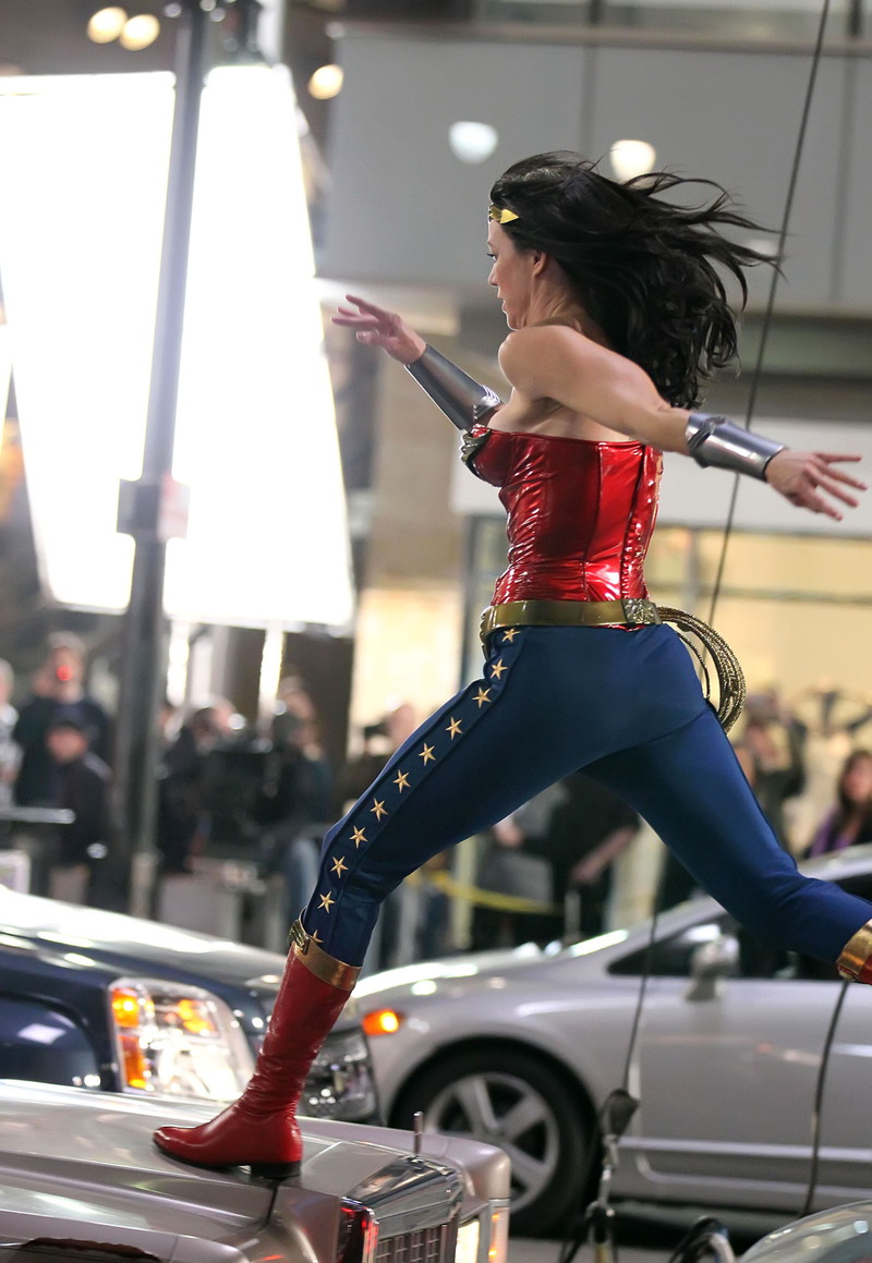Illustration for article titled See the new and improved Wonder Woman costume in action
